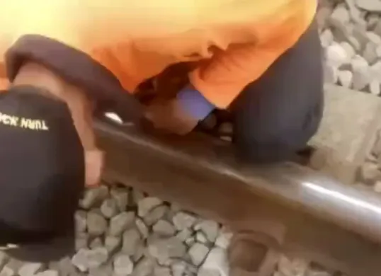 Petugas KAI memperbaiki rangkaian rel KRL yang mengalami kerusakan pada Minggu, 29 Juni 2025. (Sumber: Dok Stasiun Bojonggede)