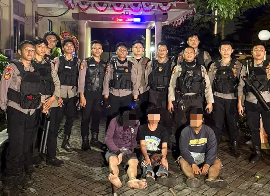 Anggota dari Polres Metro Jakarta Pusat, mengamankan tiga pemuda yang diduga akan melakukan tawuran. (Sumber: Dok Humas Polres Metro Jakpus)