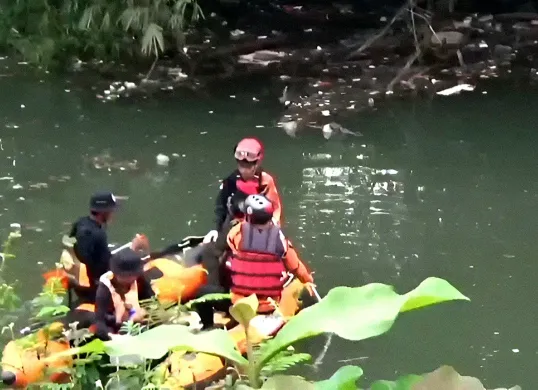 Tim SAR mengevakuasi satu korban tewas akibat terseret arus deras saat memancing di Danau MM2100, Kabupaten Bekasi, pada Minggu, 29 Juni 2025. (Sumber: Istimewa)