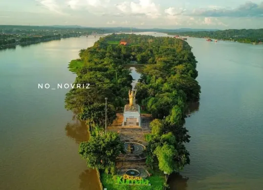 Pesona Pulau Kumala di tengah Sungai Mahakam, Kalimantan Timur. (Sumber: Instagram/@no_novriz)