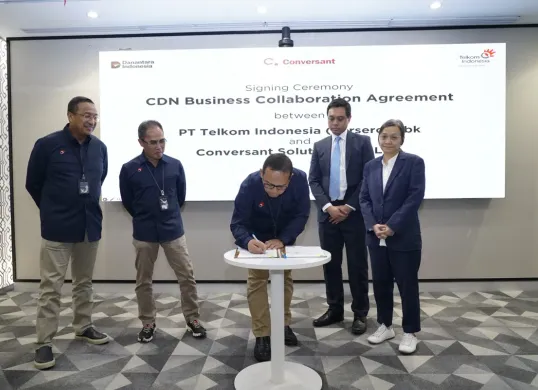 Direksi Telkom dan Conversant penandatanganan perjanjian kerja sama penyediaan layanan Content Delivery Network as a Service (CDN as a Service/CaaS) di Indonesia di Telkom Landmark Tower, Jakarta kemarin. (Sumber: Dok. Telkom)