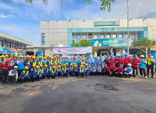 Kebersamaan dan semangat melayani, petugas PLN bersatu dalam misi menghadirkan listrik untuk kehidupan yang lebih baik (Sumber: Dok. PLN UID Jakarta Raya)