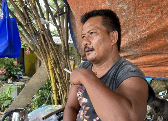 Muhammad Aris, 50 tahun, salah satu warga sekaligus pengelola rumah yatim dan masjid di kawasan Roxy Ciputat, Tangsel. (Sumber: POSKOTA | Foto: Primayanti)