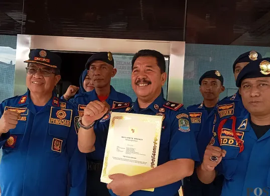 Kepala Disdamkarmat Kota Bekasi, Abi Hurairah, bersama timnya menunjukkan sertifikat penghargaan dari Wali Kota Bekasi usai gagalkan percobaan bunuh diri seorang ibu muda korban KDRT. (Sumber: POSKOTA | Foto: Nurpini Aulia Rapika)
