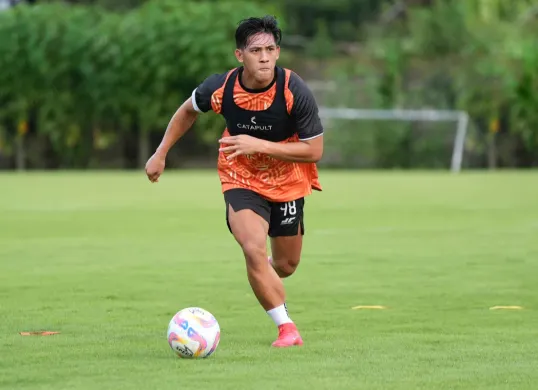Potret pemain baru Persija, Eksel Runtuhkahu saat menjalani sesi latihan perdana bersama Macan Kemayoran. (Sumber: Persija)