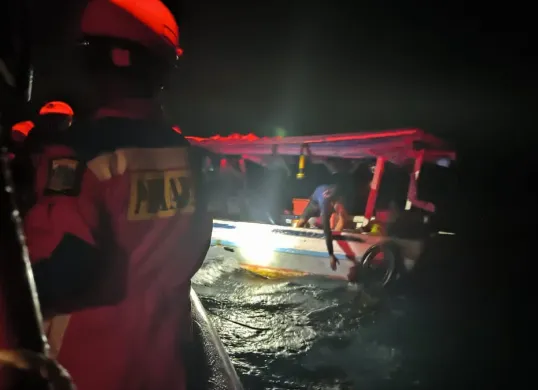 Evakuasi nelayan usai kapal mengalami kebocoran di perairan Pulau Semak Daun, Kepulauan Seribu, Senin, 30 Juni 2025. (Sumber: Damkar)