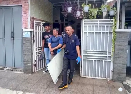 Unit PPA Polres Jakarta Selatan saat menangkap guru ngaji berinisial AF, 54 tahun, di Tebet, Jakarta Selatan, pada Sabtu, 28 Juni 2025. (Sumber: Dok Polres Jakarta Selatan)