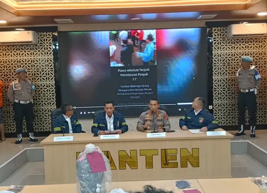 Kabidhumas Polda Banten Kombes Didik Heriyanto didampingi Dirreskrimum Kombes Dian Setyawan dan Kasubdit Jatanras Kompol M Akbar saat konferensi pers. (Sumber: Poskota/Rahmat Haryono)