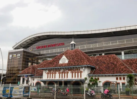 Ilustrasi stasiun Jatinegara yang diduga menjadi tempat aktivitas prostitusi usai ditemukan jebolnya tembok pembatas rel. (Sumber: X/@keretaapikita)