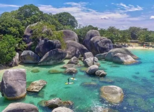 Pantai Tanjung Kelayang di Kabupaten Belitung, salah satu destinasi unggulan yang menawarkan ketenangan dan keindahan bagi pensiunan PNS (Sumber: Pinterest)