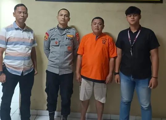 Tersangka AS sebelum dijebloskan ke dalam ruang tahanan Mapolda Banten dalam kasus dugaan pemerasan dan pengancaman. (Sumber: Polda Banten)