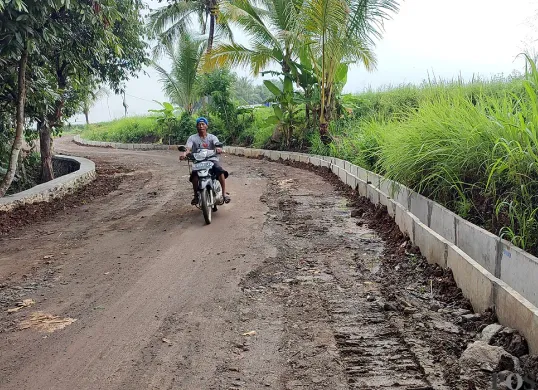 Salah satu proyek pembangunan jalan di Cimanuk, Pandeglang, yang jadi temuan BPK. (Sumber: POSKOTA | Foto: Samsul Fatoni)