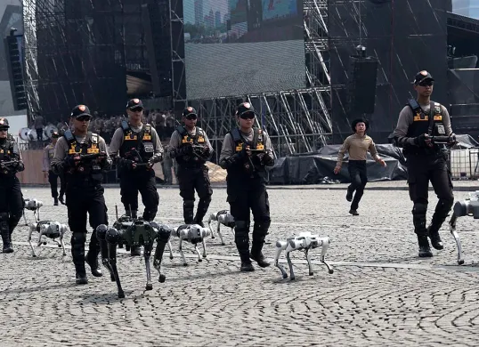 Sejumlah robot polisi yang akan membantu tugas Polri dipamerkan saat gladi kotor upacara Hari Bhayangkara ke-79 di Lapangan Silang Monas, Jakarta Pusat. (Sumber: Dok Mabes Polri)