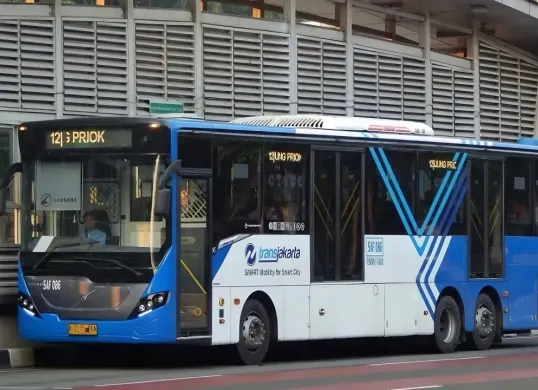 Aturan baru Transjakarta yang memperbolehkan penumpangnya buka puasa dalam bus selama 10 menit. (Sumber: Pinterest :@parboaboa)