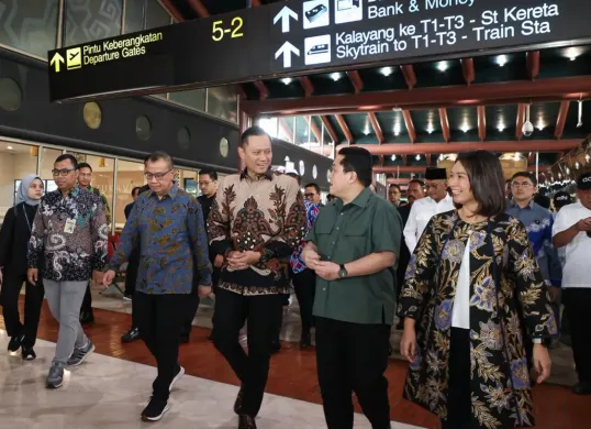 Menteri Koordinator Bidang Infrastruktur dan Pembangunan Kewilayahan, Agus Harimurti Yudhoyono (AHY) bersama Menteri BUMN Erick Thohir melihat kesiapan mudik di Bandara Soekarno Hatta. (Sumber: Instagram AHY)