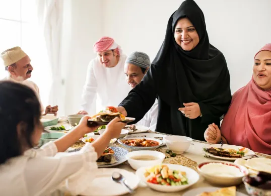 Ilustarsi. Fakta ilmiah terkait pengaruh puasa Ramadhan terhadap kesehatan sistem pencernaan diungkap oleh para peneliti. (Sumber: Freepik/rawpixel.com)