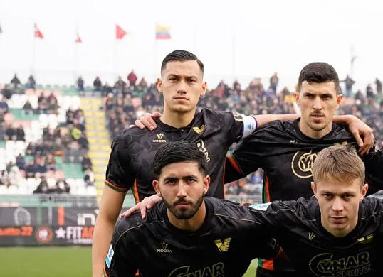 Pemain Timnas Indonesia, Jay Idzes berhasil membantu Venezia mencuri poin di markas Atalanta dalam pertandingan pekan 27 Serie A Liga Italia 2024-25. (Sumber: Instagram @veneziafc)