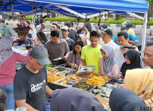 Suasana di lokasi pedagang takjil di sepanjang Jalan Panjang Kelapa Dua, Kebon Jeruk, Jakarta Barat, Sabtu, 1 Maret 2025. (Sumber: Poskota/Pandi Ramedhan)