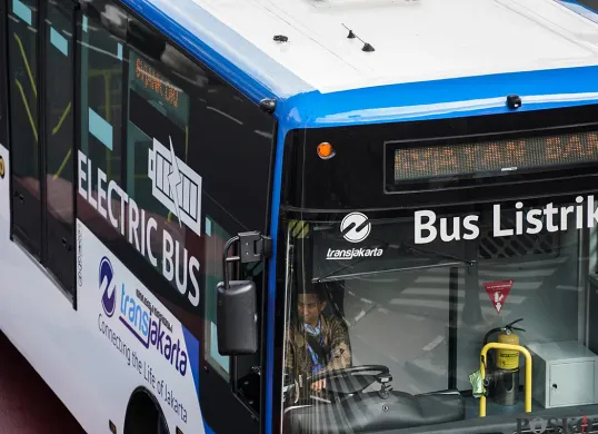Sejumlah calon penumpang Mass Rapid Transit (MRT) dan Transjakarta menunggu kedatangan kereta dan bus di Stasiun MRT Blok M dan Halte Transjakarta ASEAN, Jakarta Selatan, Sabtu, 1 Maret 2025. (Sumber: Poskota/Bilal Nugraha Ginanjar)