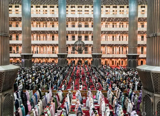 Ketahui 5 langkah penting sebelum menjalankan salat Tarawih Ramadan 1447 H, dari meluruskan niat hingga menjaga kondisi fisik demi ibadah malam yang lebih optimal. (Sumber: Poskota/Bilal Nugraha Ginanjar)