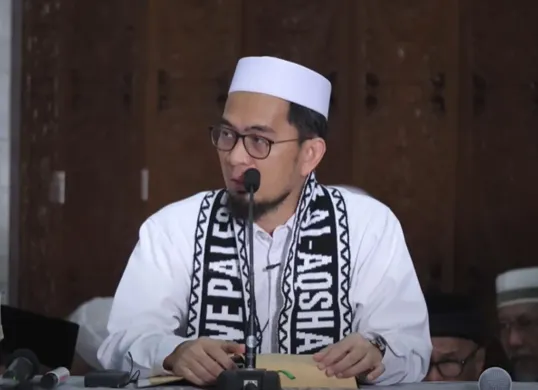 Ustadz Adi Hidayat memberikan nasihat tentang pentingnya menjaga sholat seperti para nabi. (Sumber: Tangkap Layar YouTube/Adi Hidayat Official)