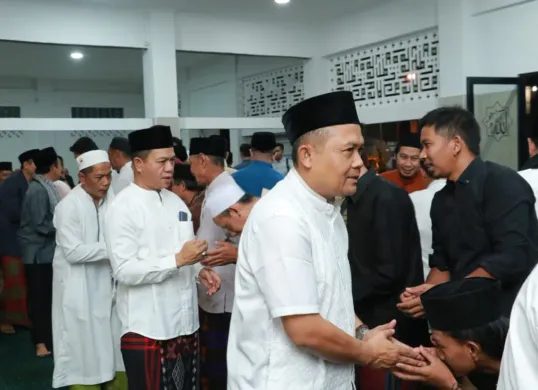 Bupati Bandung, Dadang Supriatna bersalaman dengan warga setelah melaksanakan salat tarawih pertama di Masjid Asy-Syifa, Desa Tegalluar, Kecamatan Bojongsoang, Jumat, 28 Februari 2025. (Sumber: Dok. Pemkab Bandung)