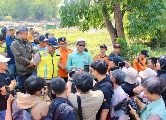 Bupati Bandung Dadang Supriatna meninjau lokasi rawan banjir di Kampung Sukabirus, Desa Citeureup, Kecamatan Dayeuhkolot, Minggu 2 Maret 2025. (Sumber: Dok. Humas Pemkab Bandung)