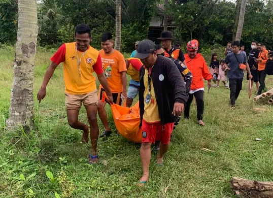 Tim SAR gabungan saat evakuasi korban terseret ombak di Pantai Carita, Pandeglang, Minggu, 2 Maret 2025. (Sumber: Dok. Balawista Banten)