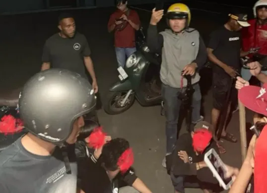 Tim Satgas Ksatria saat mengamankan belasan remaja bersenjata tajam di jalan Abdul Fatah Hasan Kota Serang. (Sumber: Dok. Polresta Kota Serang)