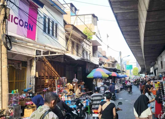 Suasana di pasar Asemka, Tambora, Jakarta Barat, Minggu, 2 Maret 2025. (Sumber: Poskota/Pandi Ramedhan)