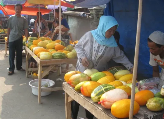 Pedagang timun suri di Pasar Labuan, Pandeglang, saat menjajakan buah khas Ramadhan, Minggu, 2 Maret 2025. (Sumber: Poskota/Samsul Fatoni)