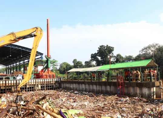 Dinas LH Jakarta mengangkut sampah yang menumpuk di Saringan Sampah Ciliwung di TB Simatupang, Jakarta Selatan. (Sumber: Dinas LH Jakarta)