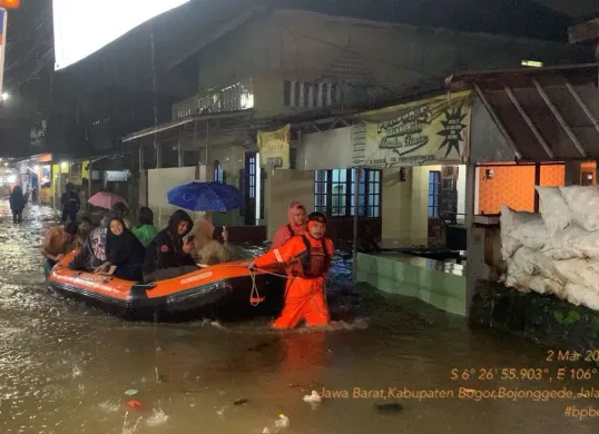 Tim BPBD Kab Bogor mengevakuasi warga dan melalukan pembersihan pasca banjir, Senin 3 Maret 2025. (Sumber foto: BPBD Kab Bogor)