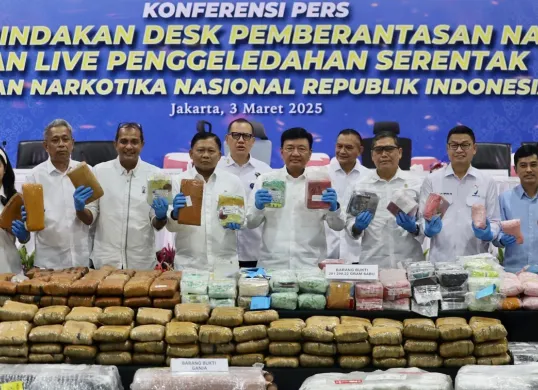 Menteri Koordinator Bidang Politik dan Keamanan (Menko Polkam), Budi Gunawan bersama Desk Pemberantasan Narkoba memperlihatkan barang bukti narkoba seberat 1,2 ton yang bila dikonversi senilai Rp1 Triliun. (Sumber: Dok Instagram Budi Gunawan)