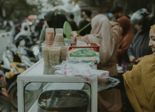 Pilih makanan yang tepat saat berbuka puasa untuk hindari lonjakan gula darah. (Sumber: Unsplash/Umar ben)