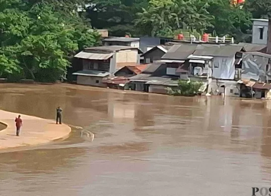 Luapan Sungai Ciliwung akibat air kiriman dalam peristiwa banjir di Pengadegan Timur, Kelurahan Pancoran, Jakarta Selatan. (Sumber: Poskota/Angga Pahlevi)