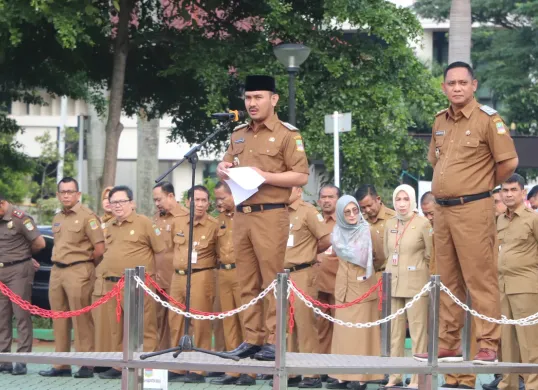 Bupati Bekasi, Ade Kuswara Kunang, memimpin apel perdana ASN lingkungan Pemkab Bekasi, Senin, 3 Maret 2025. (Sumber: Dok. Dinas Komunikasi Informatika Persandian dan Statistik Kabupaten Bekasi)