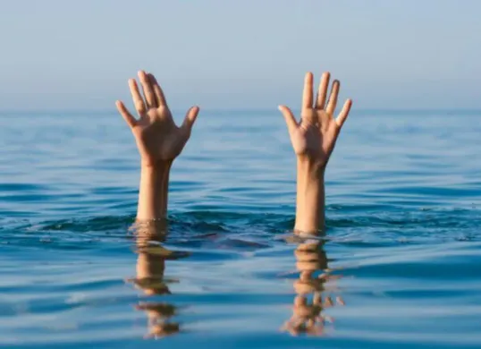 Kisah tragis seorang suami hilang saat menyelamatkan istrinya saat banjir. (Sumber: Pinterest)