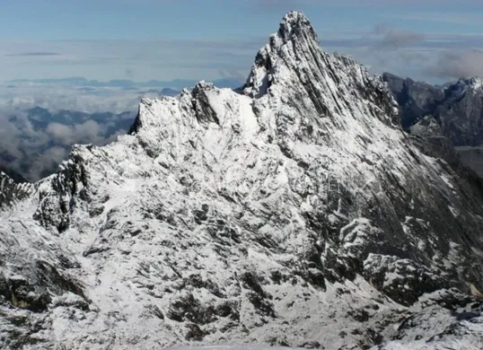 Ilustrasi, Puncak Carstensz Pyramid yang megah namun mematikan. (Sumber: Pinterest/@Andi)