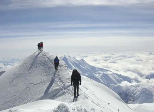Puncak Jaya, Papua: Salah satu puncak tertinggi di dunia yang menawarkan tantangan ekstrem bagi para pendaki. (Sumber: Pinterest)