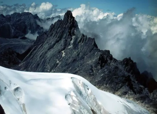 Puncak Cartensz Pyramid. (Sumber: Pinterest)