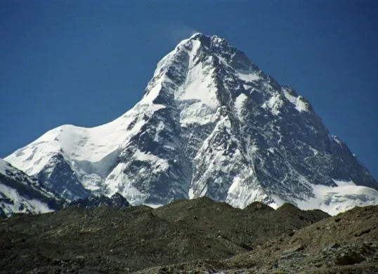 Penampakan Gunung K2 yang disebut-sebut sebagai gunung paling berbahaya di dunia untuk para pendaki. (Sumber: Wikimedia Commons)