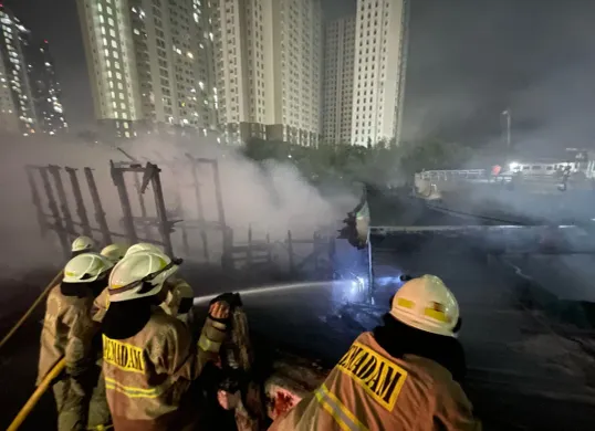 Tim Pemadam kebakaran saat berupaya memadamkan titik api saat proses pendinginan usai terjadi kebakaran yang melanda dua kapal di Pelabun Sunda Kelapa, Ancol, Pademangan, Jakarta Utara, terbakar, Senin 3 Maret 2025. (Damkar Jakarta Utara)