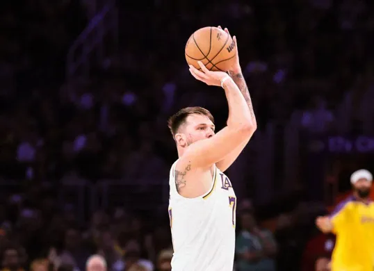 Luka Doncic kembali on fire di pertandingan Lakers vs Clippers. (Sumber: Instagram @lakers)