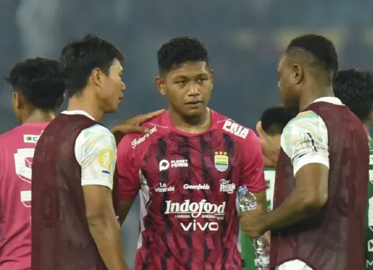 Sheva Sanggasi mendapat dukungan dari rekan-rekannya setelah menjalani debut bersama Persib. (Foto: persib.co.id)