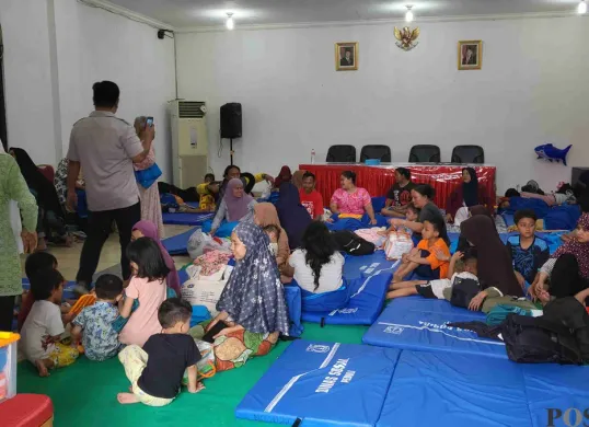 Suasana di lokasi pengungsian warga di Kantor Kelurahan Bidara Cina, Jatinegara, Jakarta Timur, Senin, 3 Maret 2025. (Sumber: Poskota/Pandi Ramedhan)