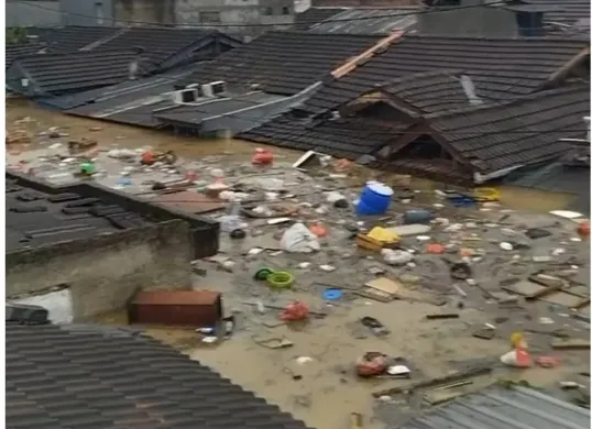 Banjir di Komplek Villa Nusa Indah Bekasi meredam hingga atap rumah pada Selasa, 4 Maret 2025. (Sumber: Capture @lonerissmm)