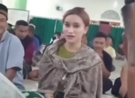 Viral jamaah mengira dirinya wanita yang duduk di shaf bagian pria ketika hendak shalat tarawih di sebuah masjid. (Sumber: Capture Instagram Lambeturah)