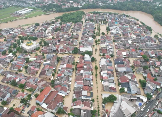 BPBD Kota Bekasi melaporkan ratusan orang yang terdampak di 20 titik banjir Bekasi telah dievakuasi. (Sumber: Pusat Data Informasi dan Komunikasi Kebencanaan BNPB)