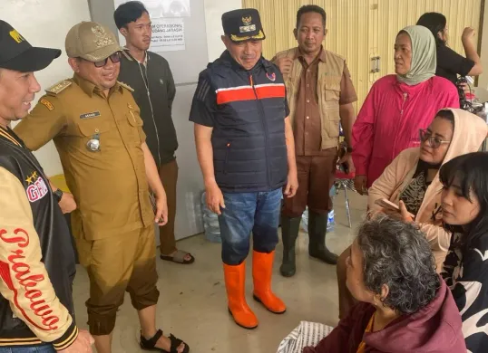 Wakil Wali Kota Bekasi, Abdul Haris Bobihoe (tengah) saat menyapa warga korban banjir Bekasi, Selasa, 4 Maret 2025. (Sumber: Dok. Humas Pemkot Bekasi)